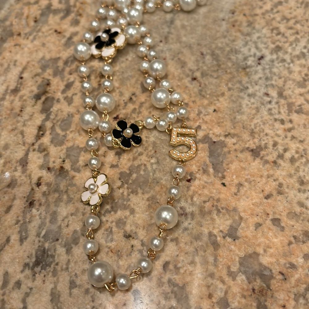 NWT Costume necklace with inspired pendants on the necklace - Picture 5 of 6